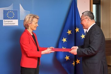 Neue Übersetzung : Relazioni UE-Cina : dall'approfondimento delle relazioni bilaterali al tema delle terre rare