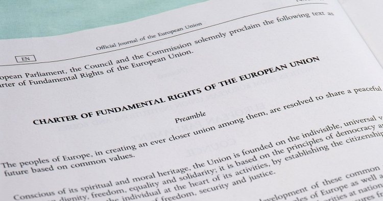Un quart de siècle de Charte des droits fondamentaux de l'Union européenne : quel bilan ?