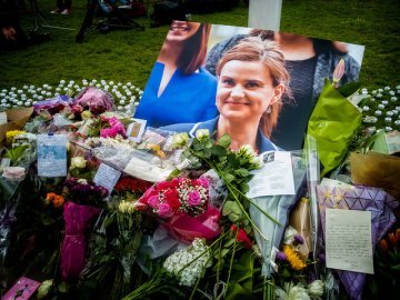 Un an après sa mort, les idéaux de Jo Cox sombrent dans le silence