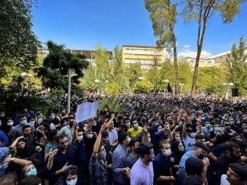 «Donna, vita, libertà». L'effetto domino delle proteste iraniane.