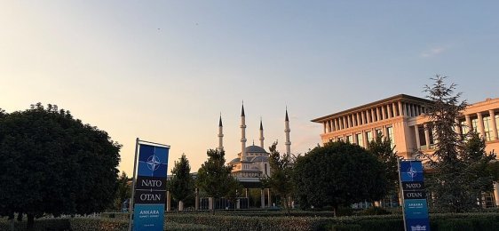 “Aggiungi un posto a tavola”: l'occidente al tavolo o sul menù di Ankara?