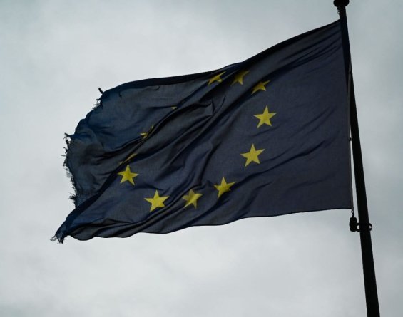 Cambiano le emergenze, ma lo schema resta: come gli euroscettici usano le crisi contro l'Europa